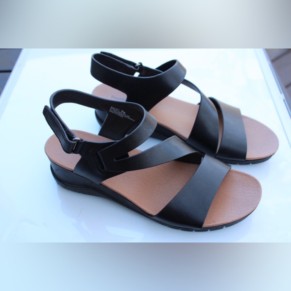 NWOT Bare traps Caley sandals